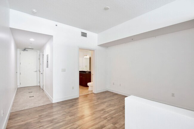Building Photo - Modern 1/1 Condo in the Heart of Orlando –...