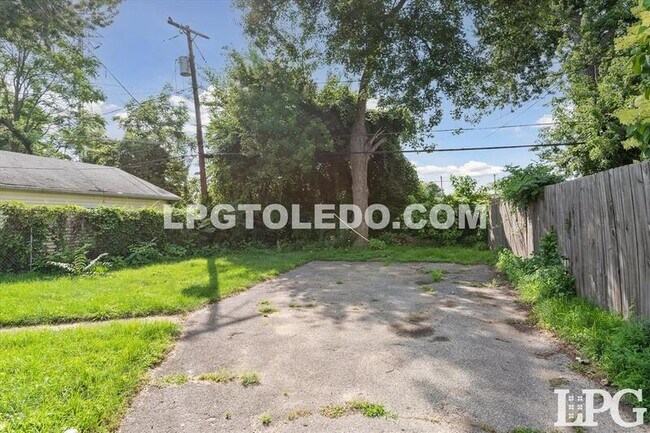 Building Photo - 3145 Sherbrooke Rd