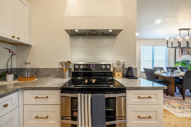 Building Photo - 1157 E Sego Lily Dr