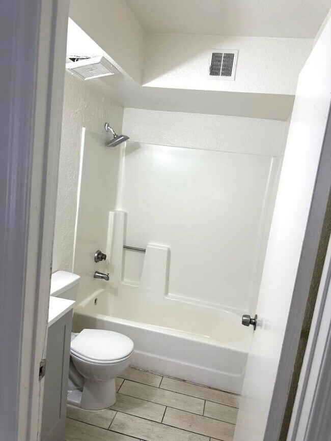 Building Photo - 2 bed 2 bath condo with balcony