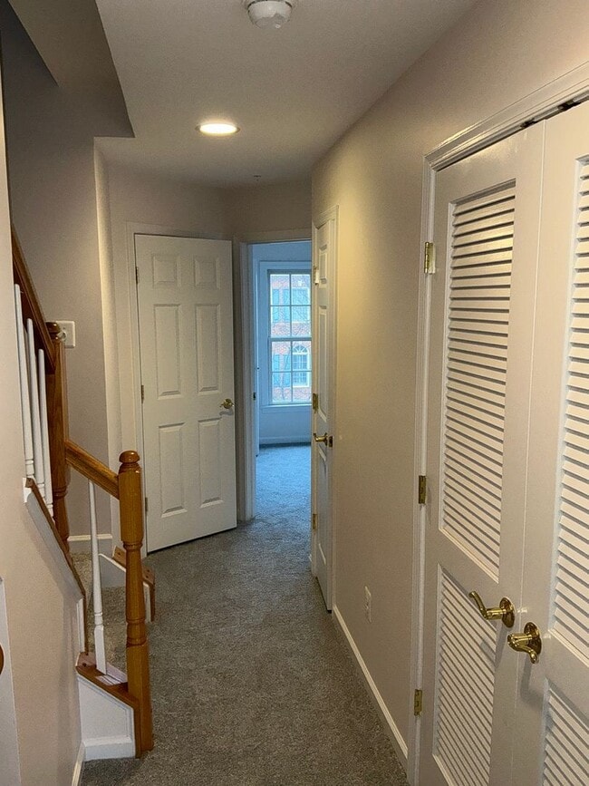 Building Photo - Beautiful 4BR 4.5BA 4 level townhome with 2 car attached garage located in the Fallsgrove Community