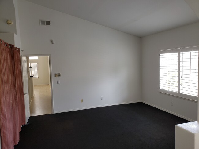 Building Photo - 2 Bedroom 2 Bathroom Condo in Carmel Mount...