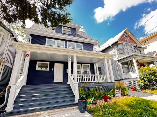Building Photo - 908 E Gorham St
