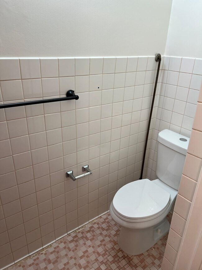 Building Photo - 500 SQFT. STUDIO UNIT NEAR DOWNTOWN HAYWARD. PRIME LOCATION, PRIVATE ENTRENCE, AND MORE!!!