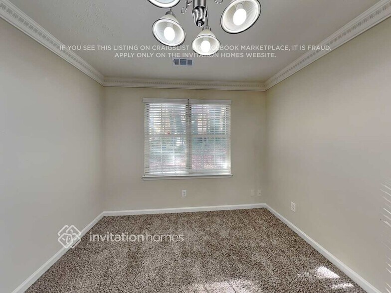 Building Photo - 2640 Woodside Dr