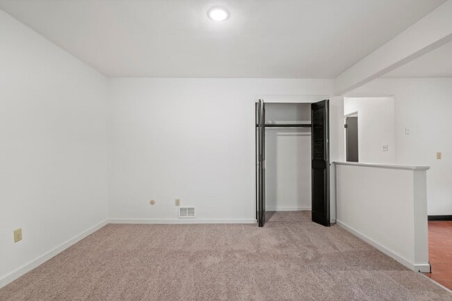 Building Photo - Ready for mid-May, don't miss this SPACIOUS 2-bedroom in the heart of Crafton!