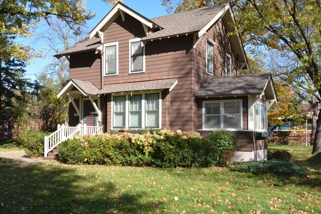 Building Photo - Beautiful 3-Bed 2-Bath Home Available In N...