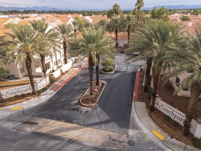 Building Photo - 1st floor unit in gated community with golf course view