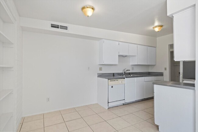 Building Photo - Eastside Spacious home