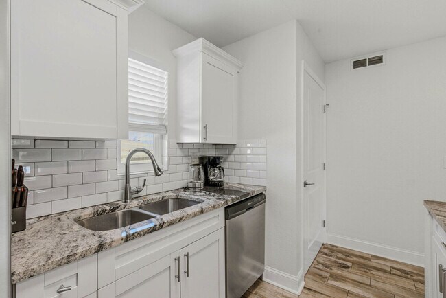 Building Photo - 3911 W Cleveland St