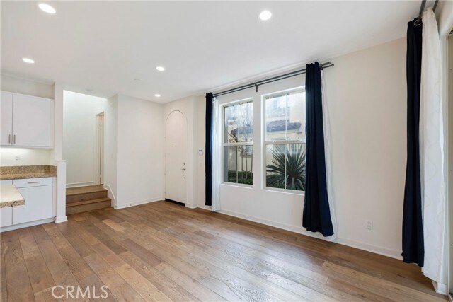 Building Photo - 18 Prominence