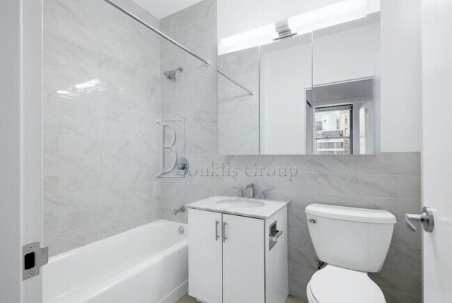 Building Photo - 3 bedroom in NEW YORK NY 10006