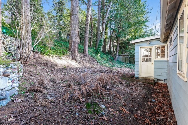 Building Photo - Charming 2 bed, 1 bath beautiful fir hardwood floors minutes to everything.