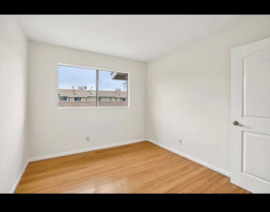 Building Photo - 15210 Shadybend Dr