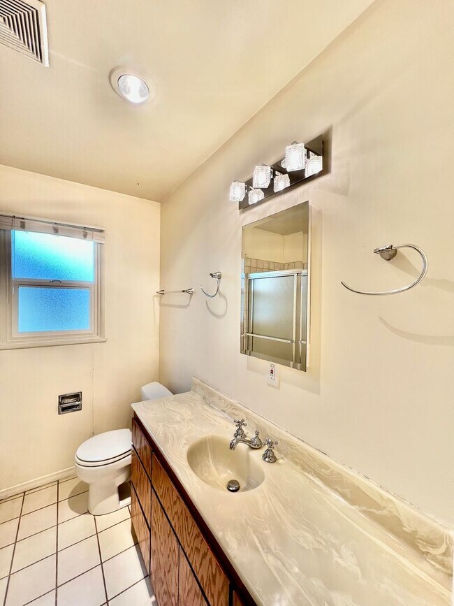 Building Photo - Stunning 2B/2BA house available w/ Large B...