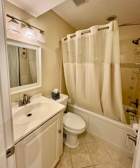 Building Photo - 1663 Newton St NW