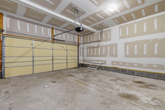 Building Photo - 22030 Lake Jordan Dr