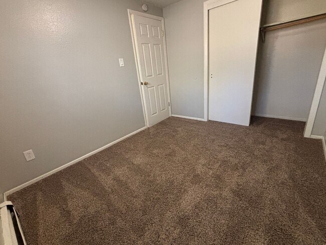 Building Photo - 2890 Montebello Dr W