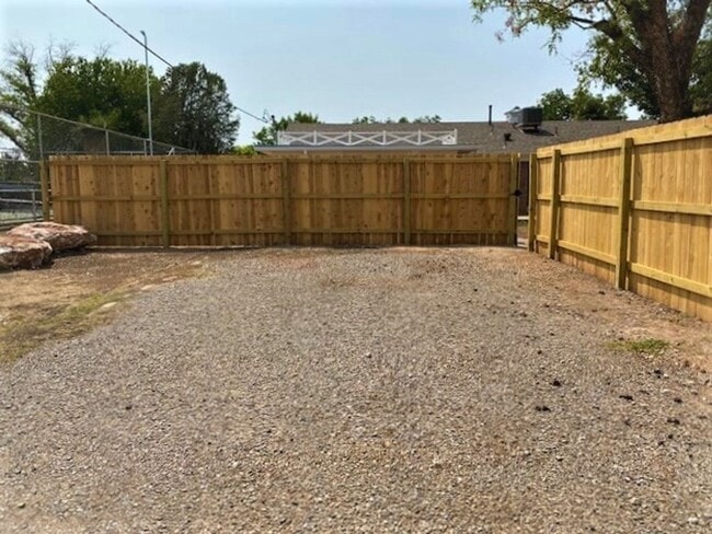Building Photo - Large Three Bedroom Home