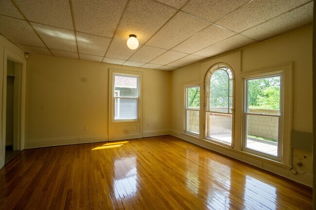 Building Photo - Available 6/1/26 Great Value Hardwood Floo...