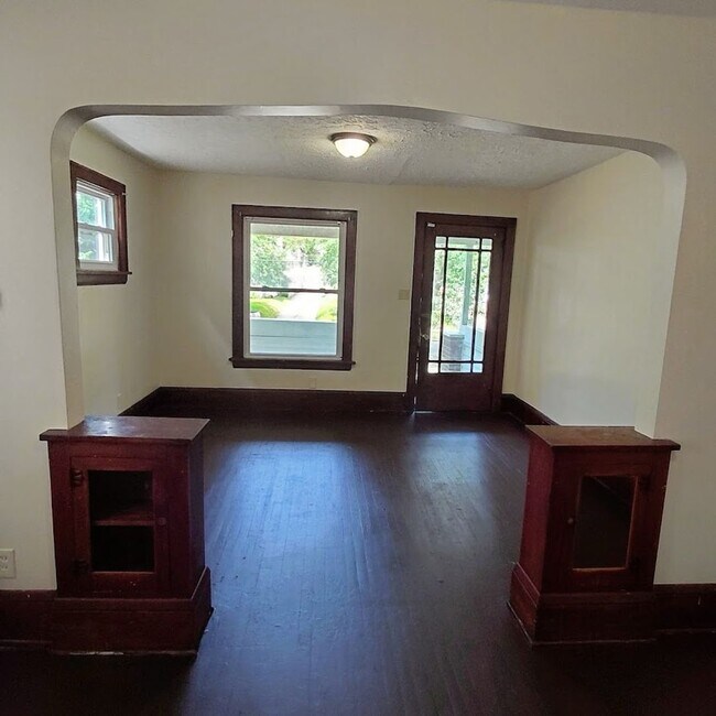 Building Photo - 98 E Mapledale Ave