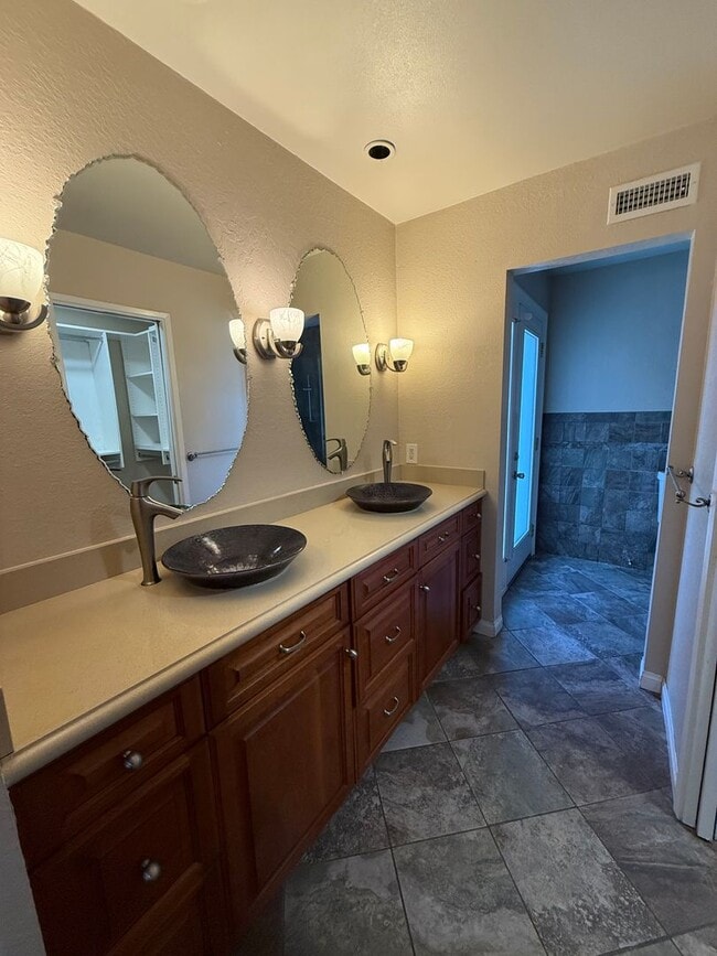 Building Photo - Single story 3 bed, 2 bath pool home