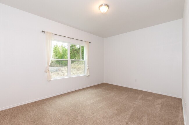 Building Photo - Beautiful 3 Bedroom rambler on a large and peaceful lot!