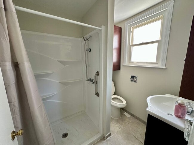 Building Photo - Norwood- Adorable Duplex with ample space ...