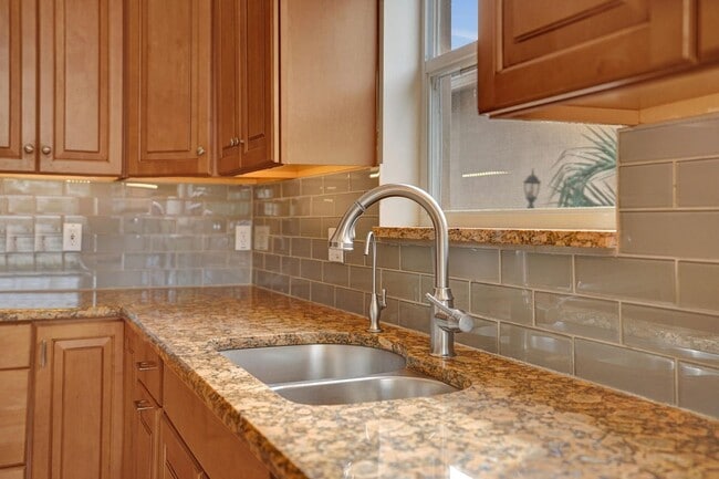 Building Photo - 16658 La Mesa Dr