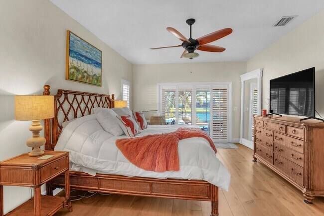 Building Photo - 8951 SE Marina Bay Dr