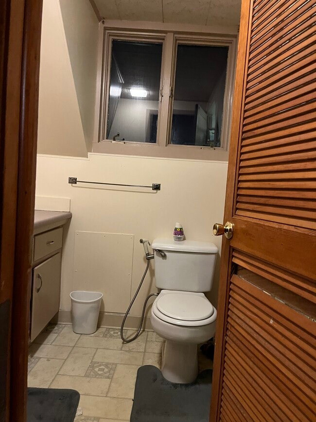 Building Photo - 2 Ford