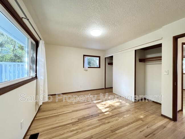 Building Photo - 4751 SW 53rd Ave