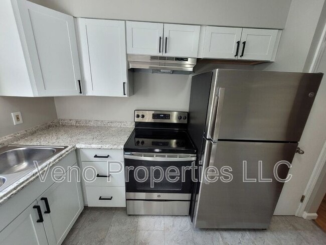 Building Photo - 9/11/13-13 Village Dr