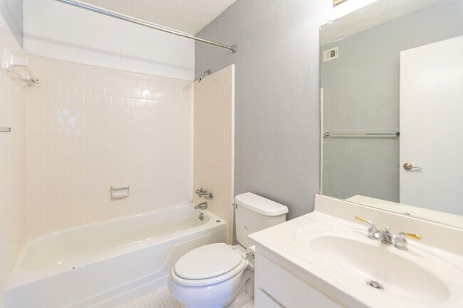 Building Photo - 2bd Townhome in the Heart of Tucker