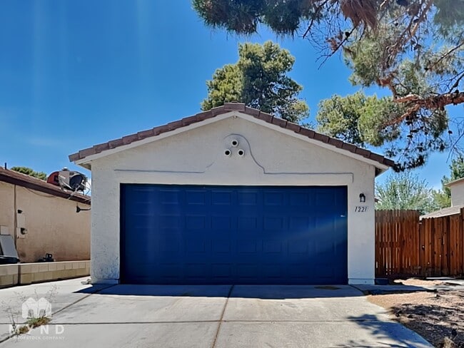 Building Photo - 1221 S Christy Ln