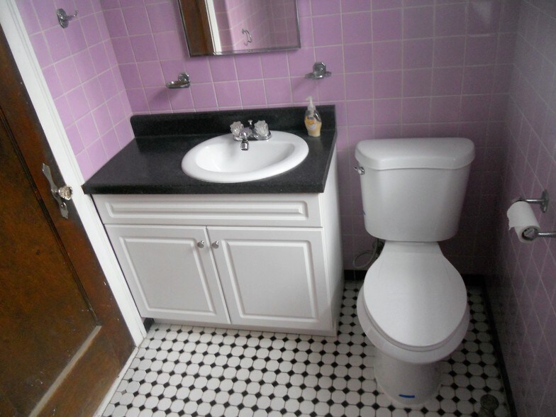 Bathroom - 5319 W Giddings St