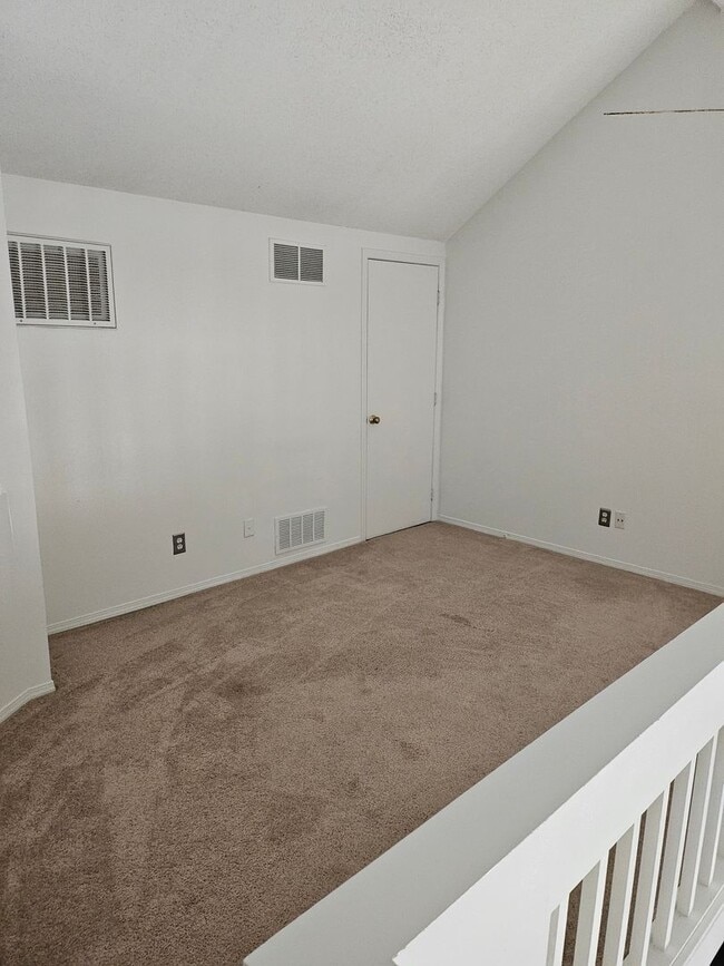 Building Photo - 2 Bed 1 bath loft