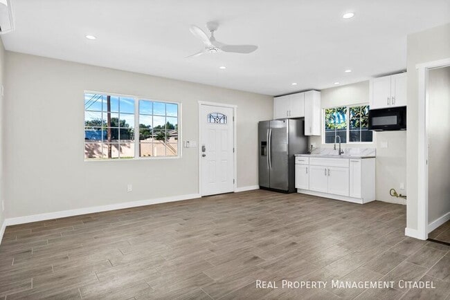 Building Photo - 940 E Anahurst Pl
