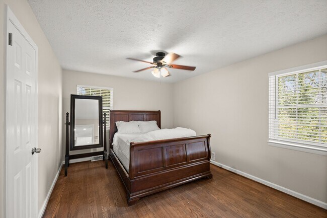 Building Photo - 3 Bedroom Lake Home In Gainesville!