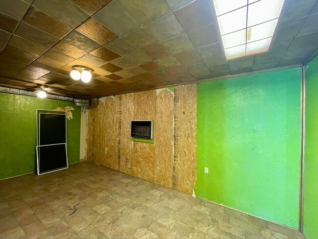 Building Photo - Beautiful 2 story, 5 bedroom, 3 bath home available NOW!