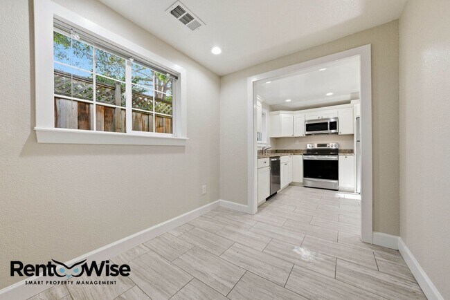 Building Photo - Chestnut Garden Patio Apartments