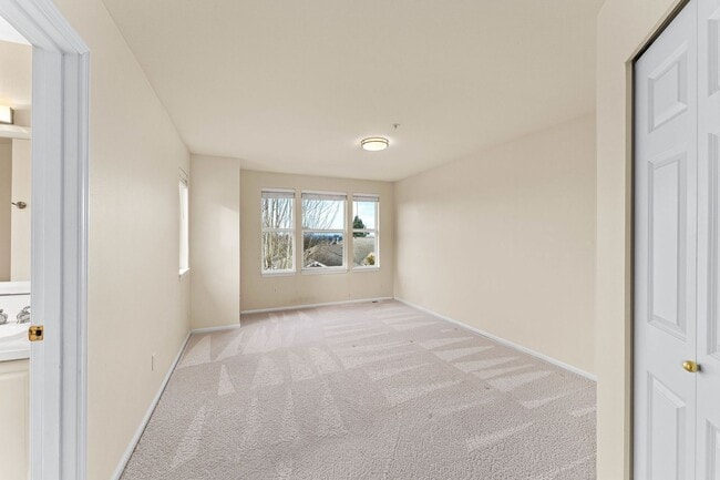 Building Photo - Spacious Townhome in Bellevue College Neig...