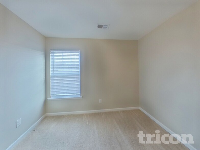 Building Photo - 228 Elmhaven Dr