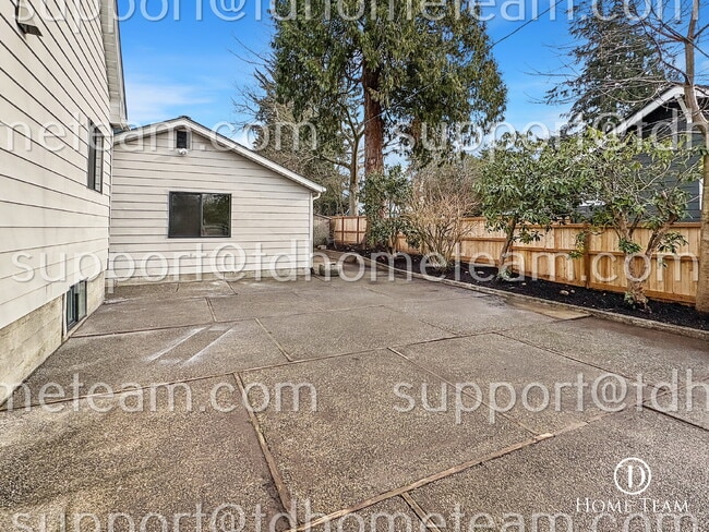 Building Photo - "Charming Tacoma Retreat: Cozy 2-Bed Oasis with 1 Private Car Garage!"