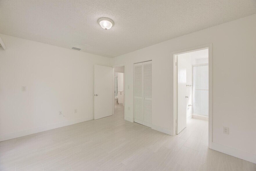 Building Photo - 2100 Brickell Ave