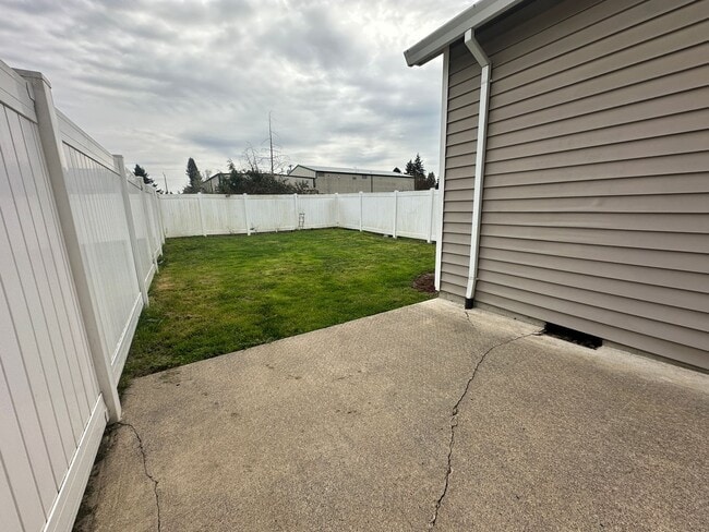 Building Photo - R0476