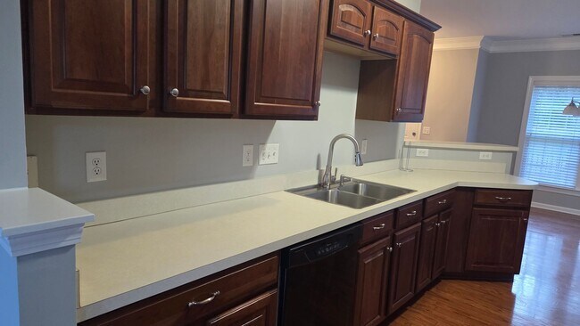 Building Photo - Updated 2 Bed, 2.5 Bath Townhome | Prime Lake Norman Location