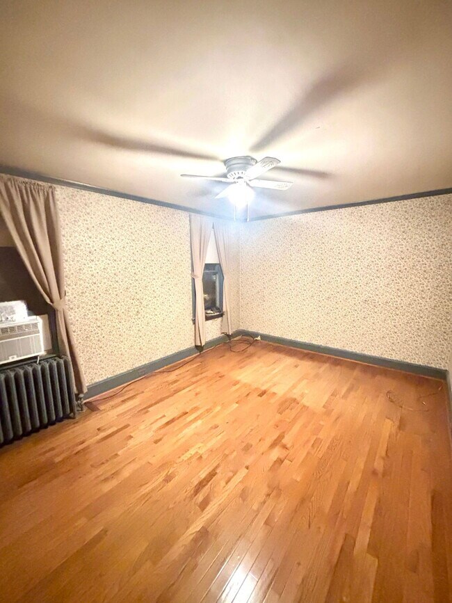 Building Photo - 627 4th St