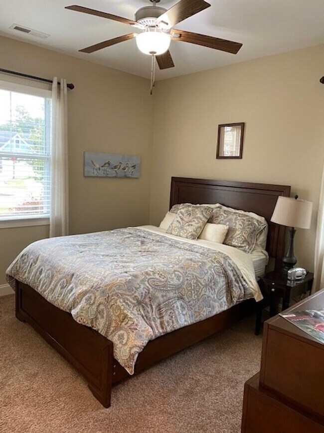 Building Photo - Amazing Furnished Town Home in Brunswick F...
