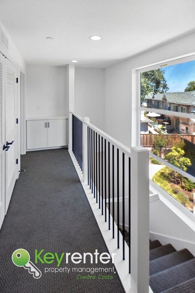 Building Photo - Newer Energy Efficient Luxury Townhouse in...